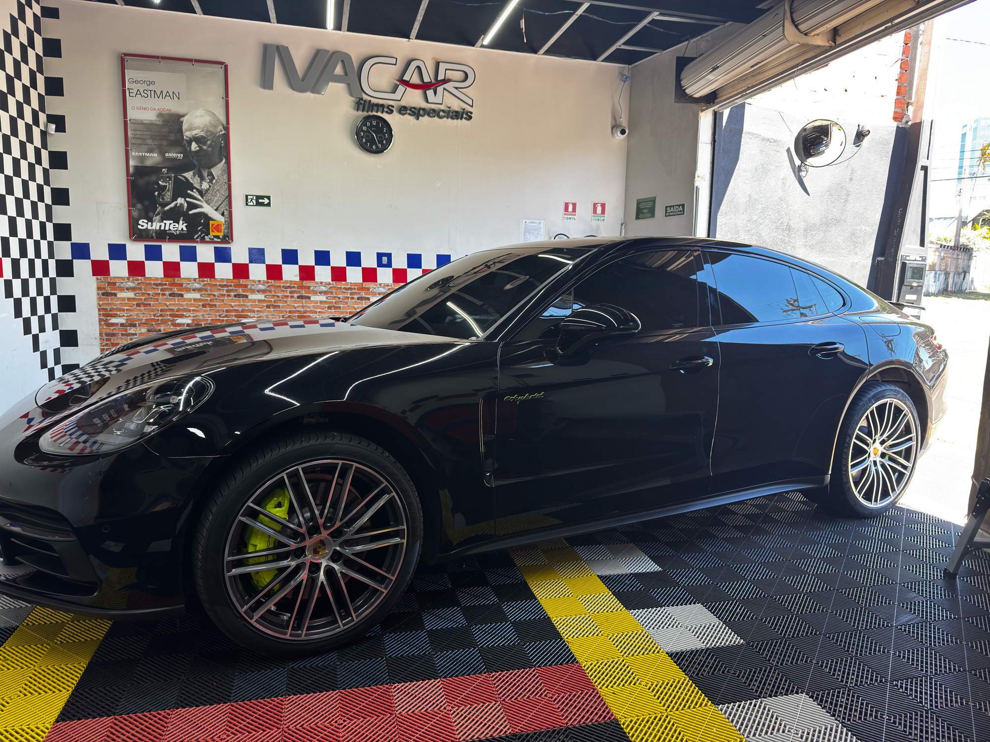 Porsche Panamera preta com insulfilme aplicado pela IVACAR
