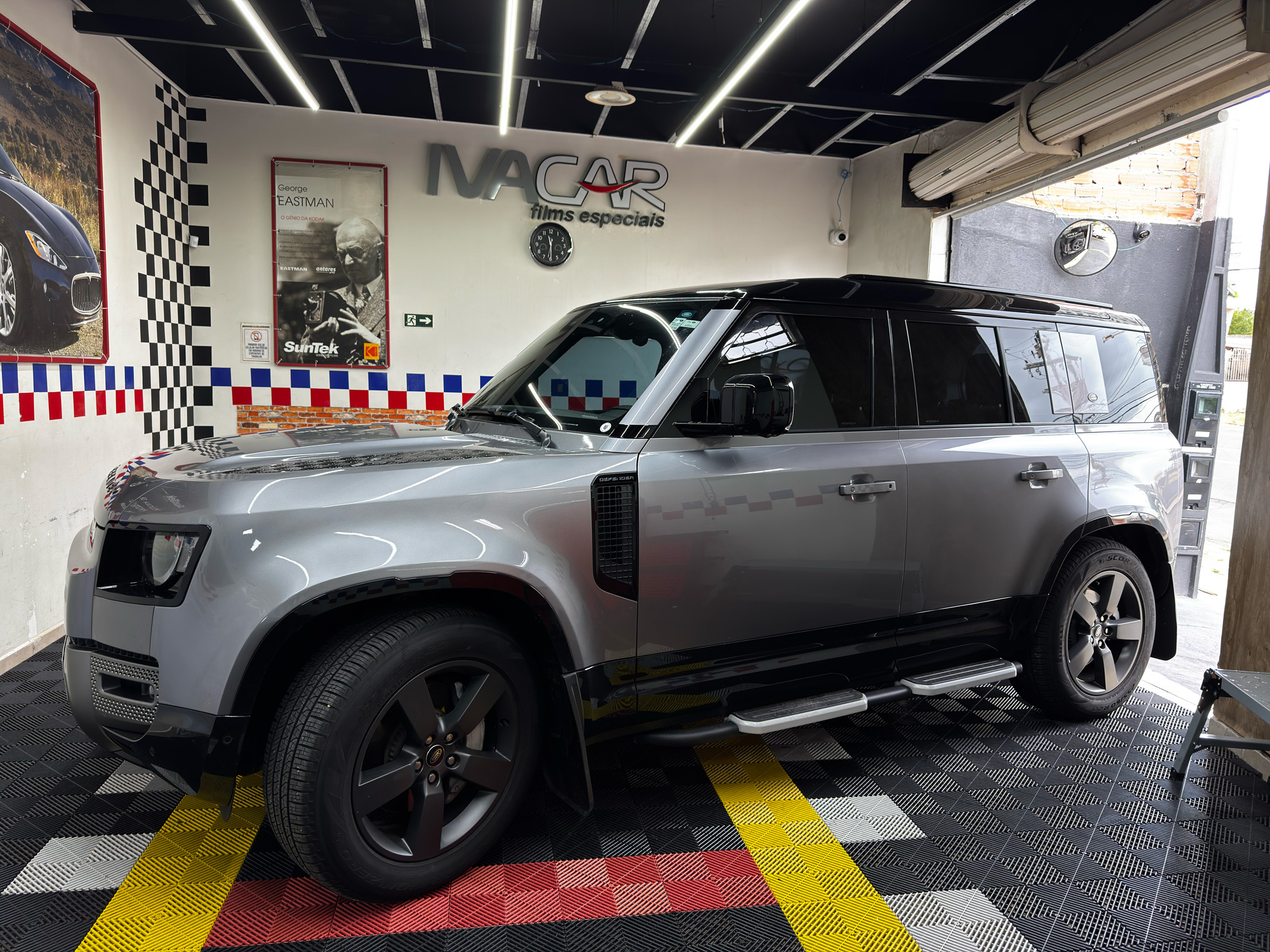 Land Rover Defender com insulfilme aplicado pela IVACAR