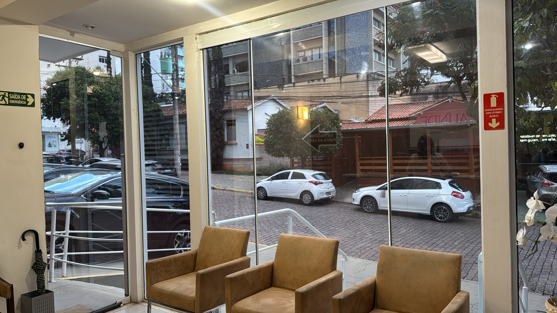 Fachada de vidro de espaço comercial com película de controle solar